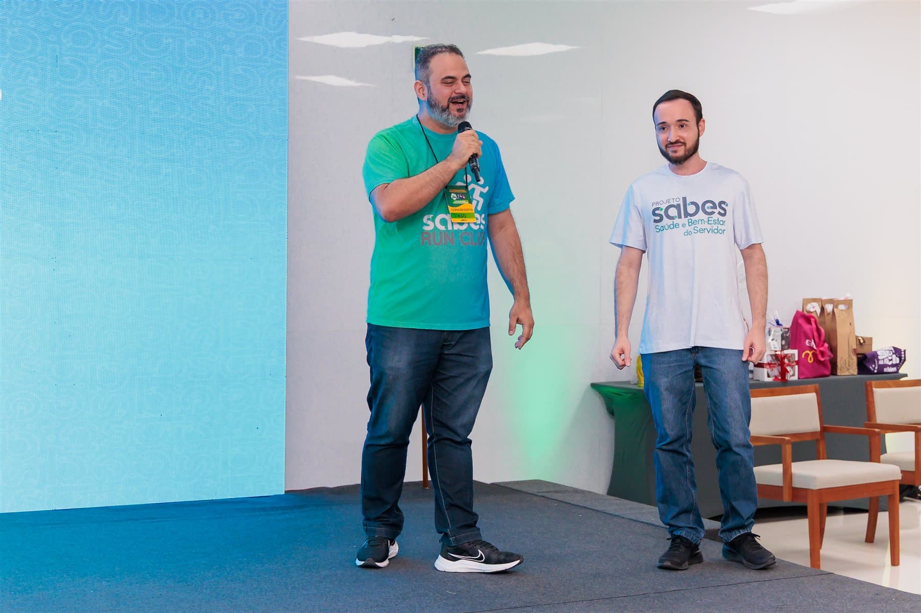 Tiago apresentando uma ação do Programa SABES a servidores