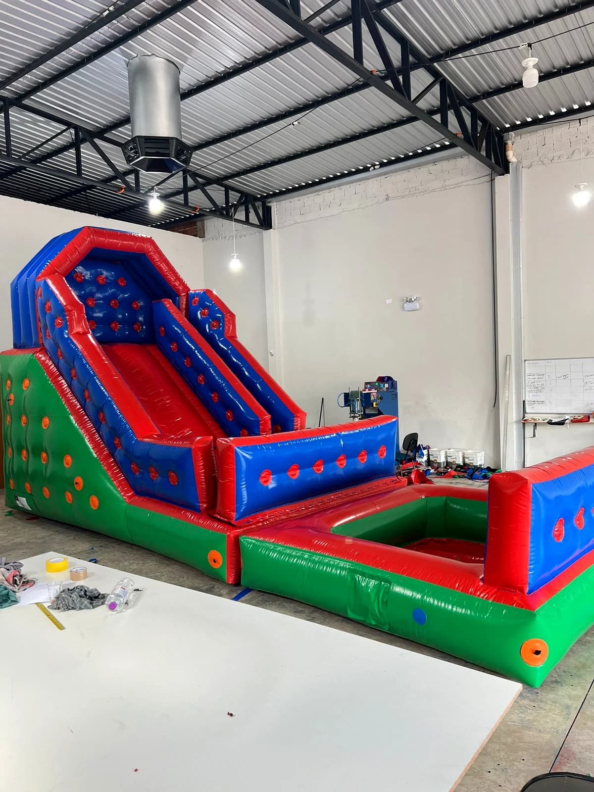 Brinquedo inflável da Nanda Brinquedos em montagem
